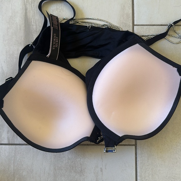 Black Victoria's Secret bra. - Picture 4 of 5